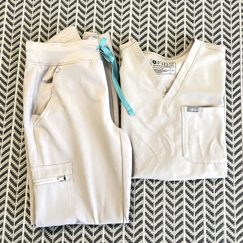 Figs Scrubs Catarina Top and Zamora Pant - XS set